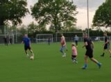 Laatste training S.K.N.W.K. JO9-1 van seizoen 2022-2023 (partijtje tegen de ouders) (148/178)